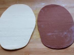 分别用擀面杖擀成椭圆形薄面皮。