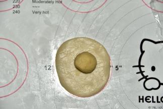水油皮按扁，包上油酥，搓圆