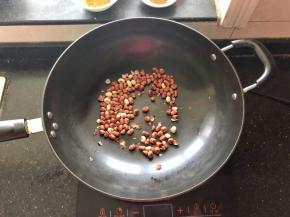 2、花生米直接倒入炒锅中，小火慢炒至表皮酥脆，里面微黄就可以关火了。