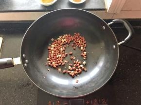 2、花生米直接倒入炒锅中，小火慢炒至表皮酥脆，里面微黄就可以关火了。