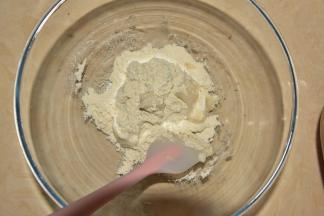 油酥部分捏成团