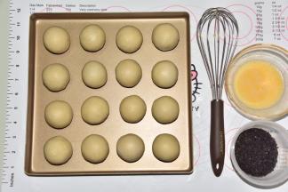 准备蛋黄水和黑芝麻