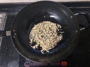 9、倒入玉米油继续翻炒至表面有一层密密的小泡泡。