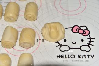 将小卷子从接口处按一个窟窿，两边向中间按，形成一个圆饼状