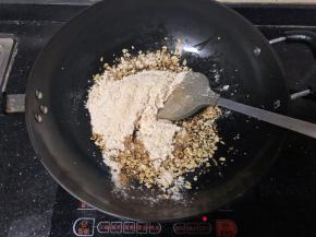 10、倒入炒好过筛后的面粉，五香粉、十三香粉、花椒粉、盐。