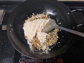 10、倒入炒好过筛后的面粉，五香粉、十三香粉、花椒粉、盐。