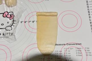 擀成牛舌状，卷起来