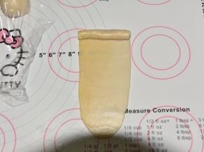 擀成牛舌状，卷起来