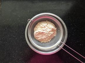 6、待稍凉后过筛备用。