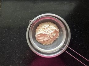 6、待稍凉后过筛备用。