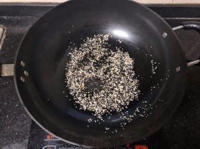 7、炒锅倒入黑白芝麻小火炒香。