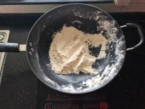 5、炒锅中倒入面粉，小火翻炒至微黄，有浓郁的面香味后关火。
