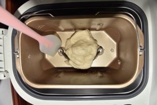 水油皮部分放进面包机，揉成光滑的面团，静置1小时左右