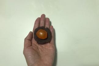 用豆沙将蛋黄包起来，备用
