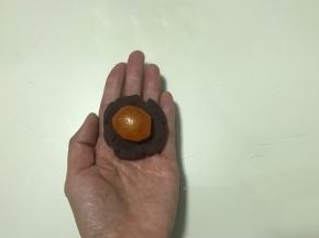 用豆沙将蛋黄包起来，备用