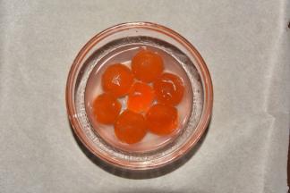 蛋黄泡白酒，捞起后200度烘焙6分钟