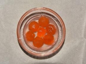 蛋黄泡白酒，捞起后200度烘焙6分钟