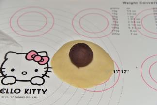 包上豆沙馅儿，用虎口收圆