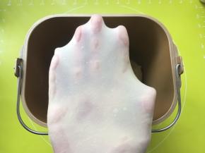 揉好的面团光滑柔软，切下一小块，横切面几乎没有孔洞，可以撑出薄透有弹性的手套膜；