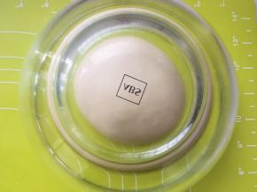 将面团揉至表面光滑，盖保鲜膜室温发酵至两倍大；