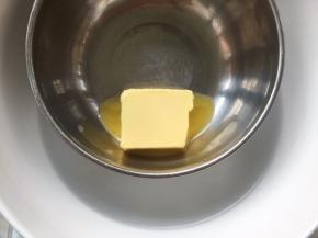 取15克黄油隔水加热至黄油融化；