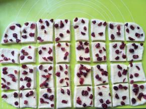 之后再竖着再切7刀，将面片分成32份；