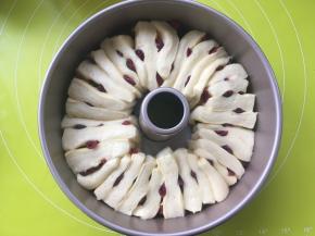 发酵好的面团明显比之前膨胀了很多，烤箱预热180度；