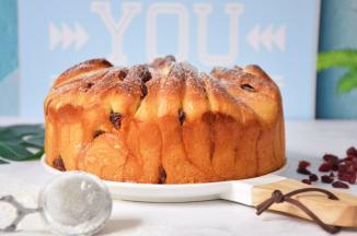 不用锯齿刀，轻轻一撕，面包就可以取下，片与片之间还有拉丝，松软有弹性，蔓越莓与炼乳酱酸甜搭配，让面包的口感更加丰富；