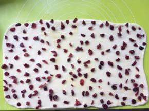 撒上适量的蔓越莓；