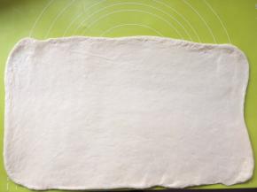 将面团用擀面杖擀成长方形的薄片，厚度约为0.3厘米左右；