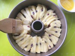 将搅拌均匀的炼乳酱涂抹在表层；