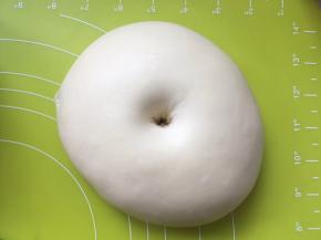 发酵好的手指沾干粉按下去，有个圆圆的洞，有轻微回弹即可；