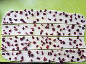 用刀先顺着面片的长度分切成4片；