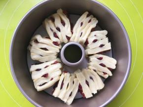 之后将面片竖着摆放在学厨中空模具内，盖保鲜膜室温二次发酵；