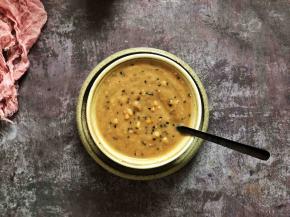 12、食用时，取两勺五香油茶放入碗中，倒入适量的沸水搅匀即可。