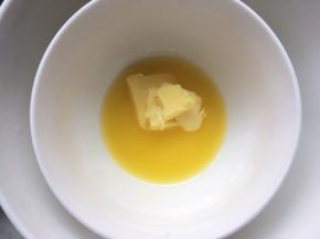 面团快发酵好的时候，将剩下的15克黄油隔水加热融化；