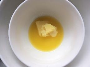 面团快发酵好的时候，将剩下的15克黄油隔水加热融化；