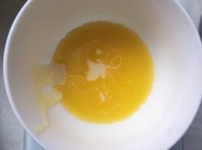 加入剩下的15克炼乳，一起搅拌均匀；