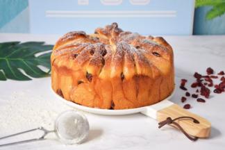 出炉放一旁凉透，凉至不烫手时，托起中空底坐，面包就轻松脱模啦，在表层过筛上一点糖粉，美味的蔓越莓手撕面包就做好啦；