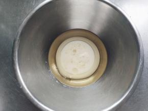 先来做豆浆蛋糕。将豆浆和玉米油倒入盆中，搅拌均匀。