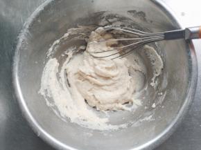 加入过筛的低筋面粉，Z形搅拌均匀