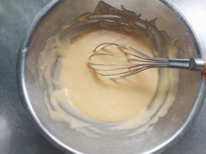 搅拌均匀，得到细腻的蛋黄糊。