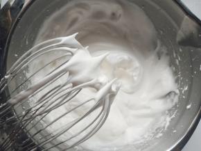 将细砂糖分三次加入蛋白中，用电动打蛋器打发成干性发泡。