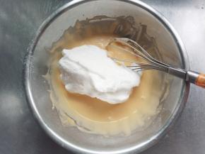 取1/3蛋白霜加入蛋黄糊中，拌匀。