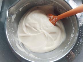 将蛋黄糊全部倒入蛋白霜中，翻拌均匀。