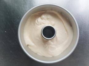 将面糊从高处倒入模具中。