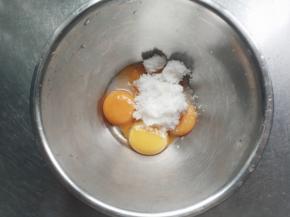 再来做豆乳。蛋黄中加入细砂糖搅打到糖溶化。