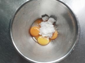 再来做豆乳。蛋黄中加入细砂糖搅打到糖溶化。