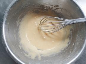 筛入低筋面粉，拌匀。