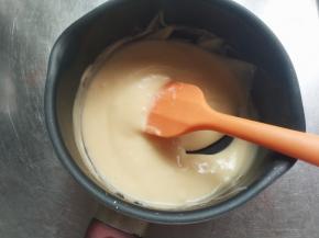 一边小火加热，一边搅拌，使豆乳卡士达奶油浓稠且富有光泽。盛出后，冷却待用。